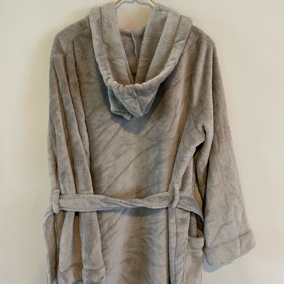 🌸 NWOT Fuzzy Robe - Picture 3 of 7